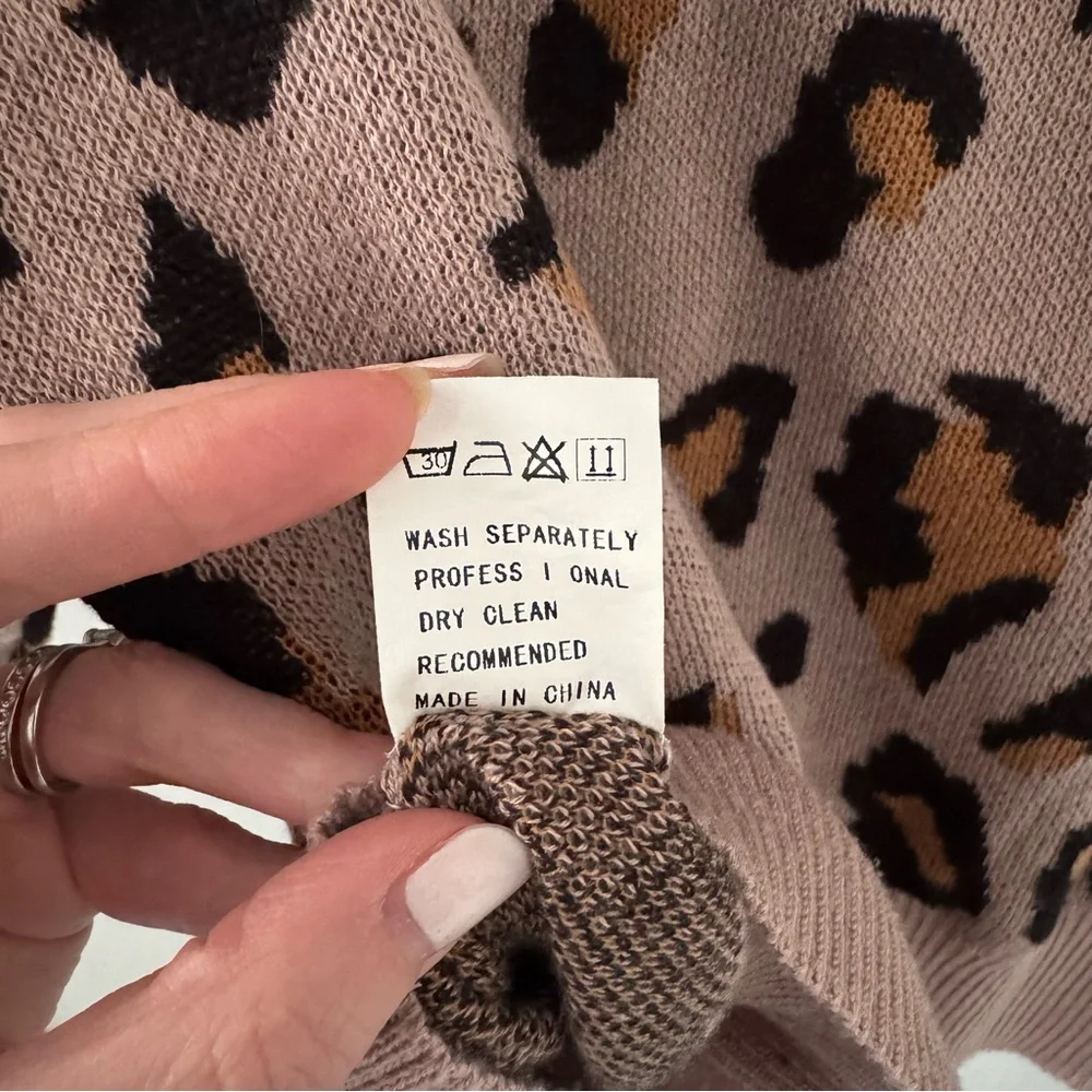Leopard Print Sweater - Mauve with Brown and Black Print. Size Medium - Picture 5 of 5